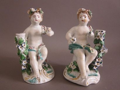 Paire de sujets en porcelaine polychrome...