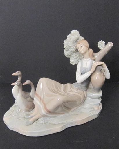 LLADRO 

La gardeuse d'oies

Sujet en porcelaine...