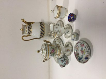 Lot de tasses, sous tasses, verseuses, pot...