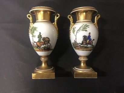 Paire de petits vases en porcelaine à décor...