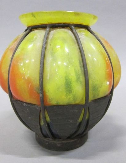 Vase en verre vert et orangé à côtes, monture...