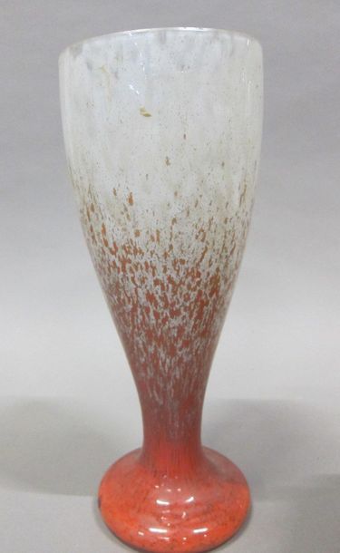 Vase conique sur piedouche en pâte de verre...