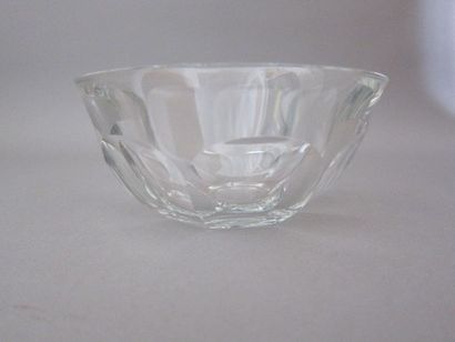 BACCARAT, coupe en cristal à pan coupé.

H...