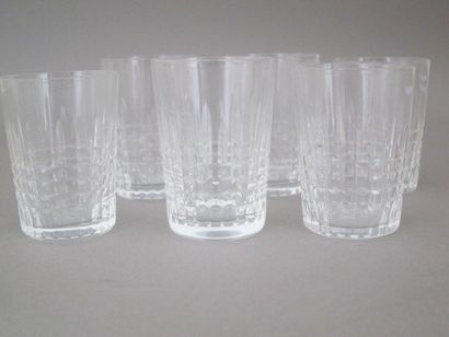 BACCARAT : Six verres à liqueur en cristal...