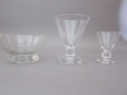 Partie de service de verres en demi cristal...