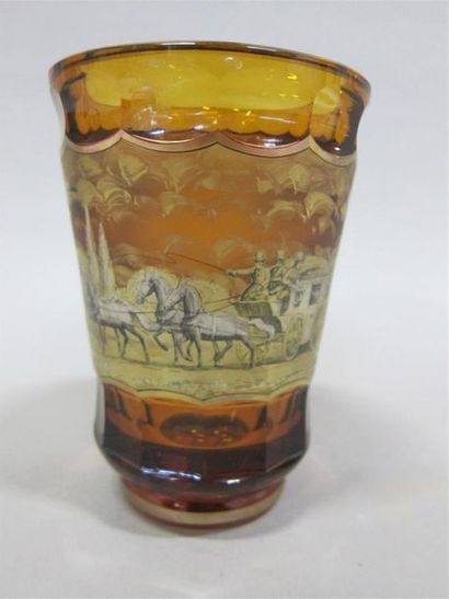 Vase tronconique en verre orangé taillé à...