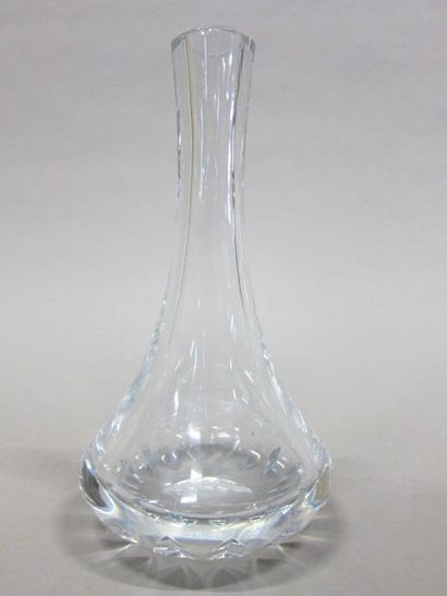 BACCARAT

Carafe en cristal à long col conique...