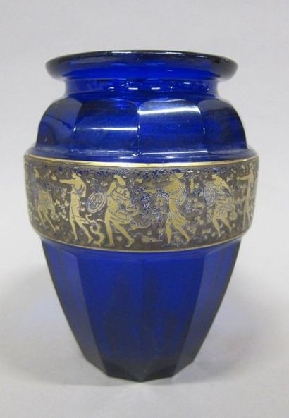 Dans le goût d'Argyl

Vase en verre bleu...