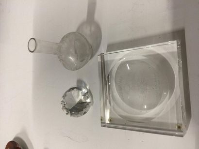 un cendrier dédicacé, un vase et verre f...