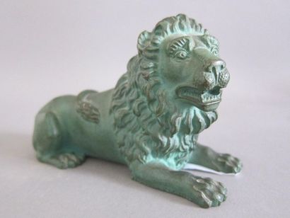 Lion allongé en bronze à patine verte.

9...