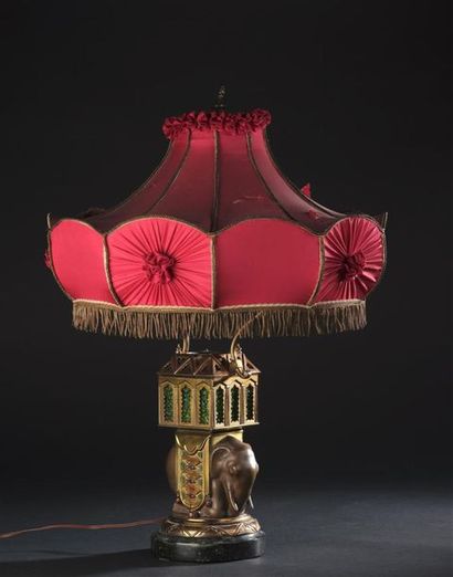Pied de lampe en bronze et laiton représentant

un...