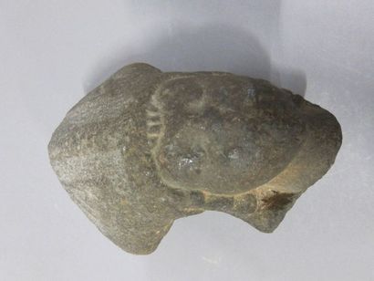 Tête d'évêque en pierre sculptée

XVIIème...