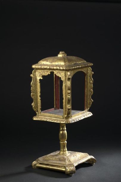 Ostensoir en bois sculpturé et doré, la cage

quadrangulaire...