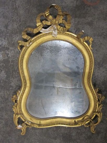 Miroir violonné en bois doré et sculpté de...