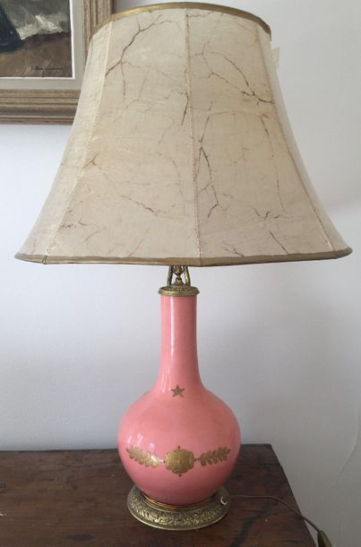 Pied de lampe en porcelaine émaillée rose,...