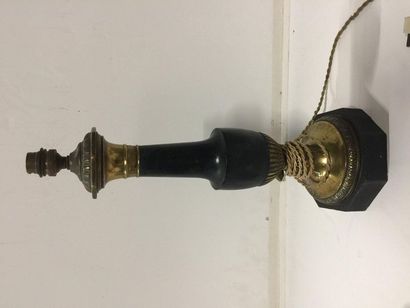 Pied de lampe en laiton et tôle laqué noir.

XIXème...