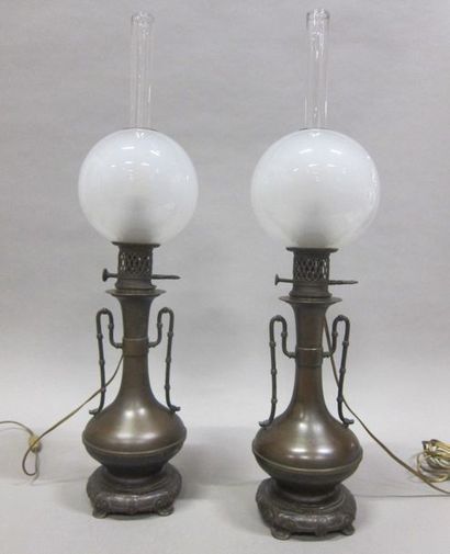 Paire de lampes à pétrole en bronze ciselé...