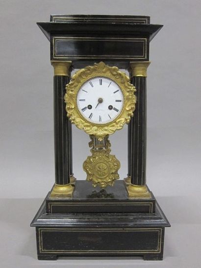 Pendule portique en placage de palissandre...