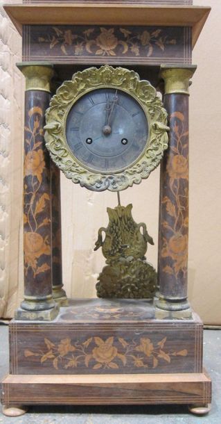 Pendule portique en palissandre et marqueterie...