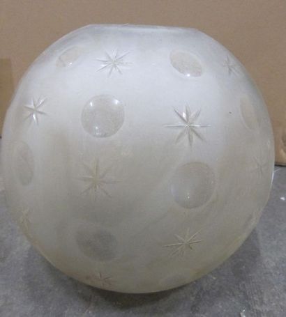 Abat-jour globe en verre opalin taillé de...