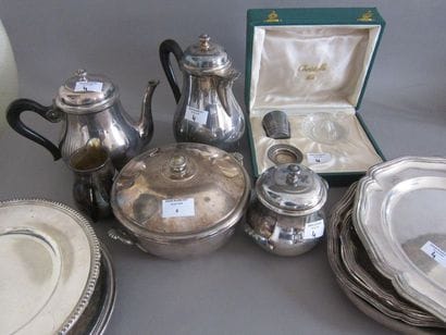 Lot de métal argenté comprenant plats, verseuses,...