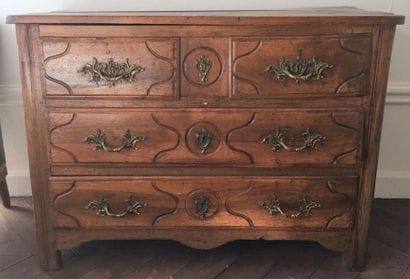 Commode en bois fruitier ouvrant par quatre...