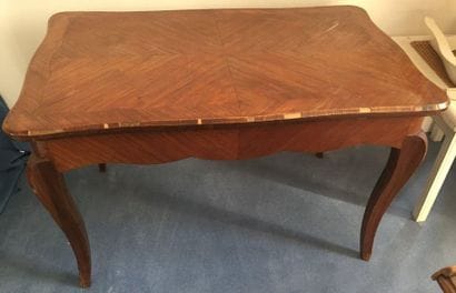 Table basse en placage de bois de rose.

Style...