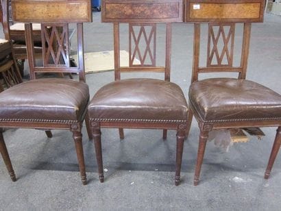 Suite de douze chaises en acajou, le dossier...
