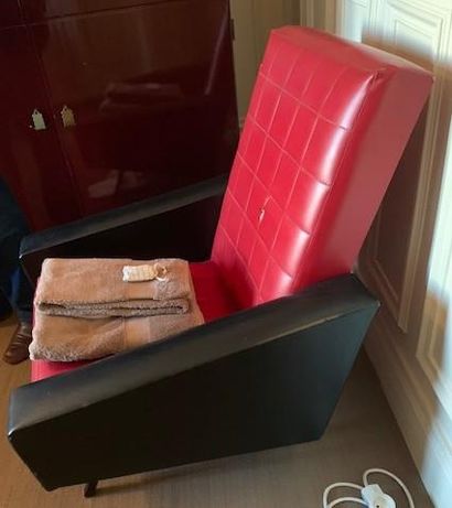 Trois fauteuils modernes à lignes géométriques...