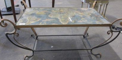 Table basse en fer forgé, les montants en...