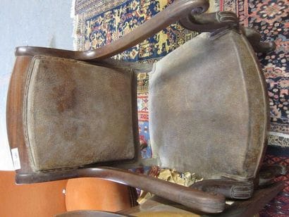 Fauteuil en acajou, les accotoirs en volute,...