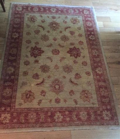 Deux tapis en laine à décor de fleurs et...