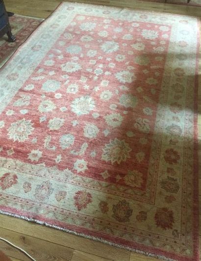 Deux tapis en laine à décor de fleurs et...