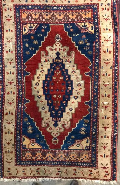 Quatre tapis en laine

(le plus grand 162...