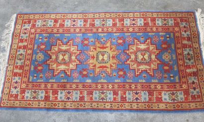 Lot quatre tapis en laine à motifs géométriques...