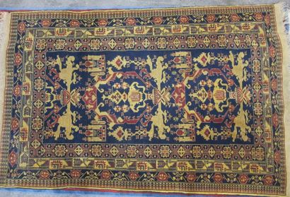 Lot quatre tapis en laine à motifs géométriques...