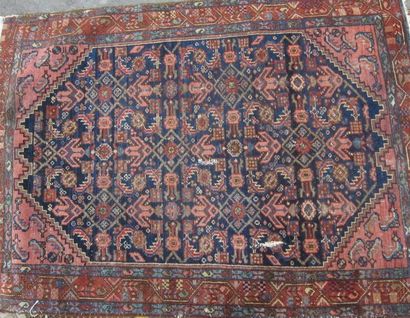 Lot quatre tapis en laine à motifs géométriques...