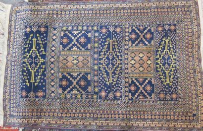 Lot quatre tapis en laine à motifs géométriques...