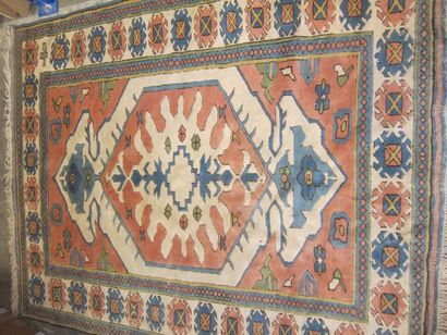 Tapis à motifs géométriques sur fond beige
225...