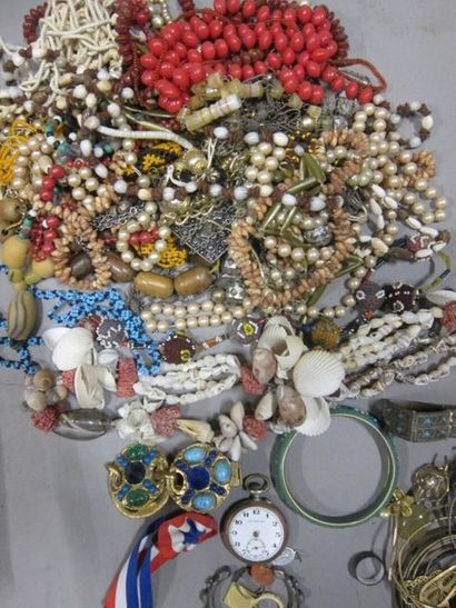 Lot de bijoux fantaisie.