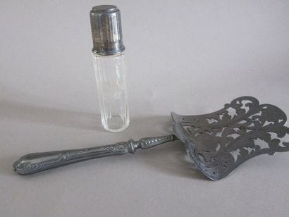 Flacon en verre ciselé d'une guirlande de...