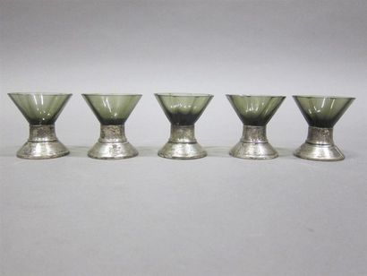 Cinq verres à liqueurs en verre fumé, taille...