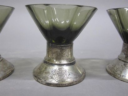 Cinq verres à liqueurs en verre fumé, taille...