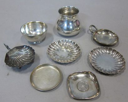 Coupelles, pot à lait, taste-vin, petit bol...