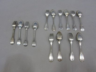 -Cinq couverts en argent modèle filet

-Deux...