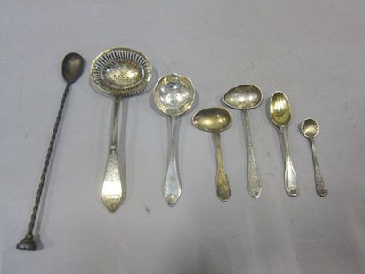 Lot de couverts divers en argent

Poids :...