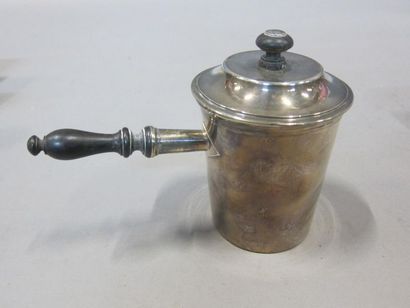 Tasse couverte en argent, à manche latéral...