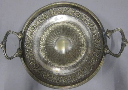 Coupe sur pied en argent à décor repossé...