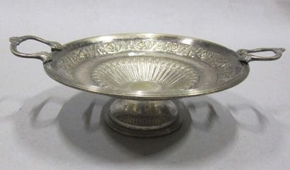 Coupe sur pied en argent à décor repossé...