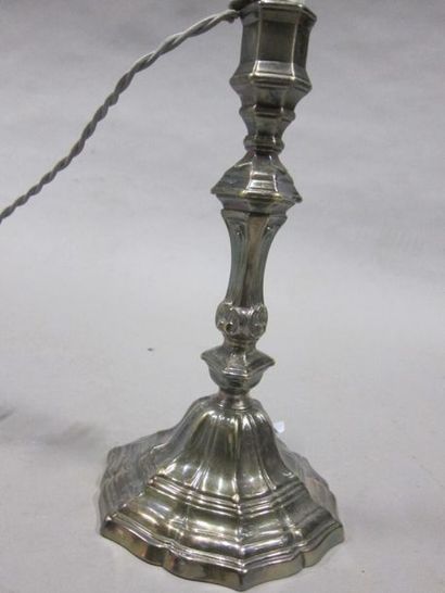 Flambeau en bronze argenté, style Louis XVI.

H...